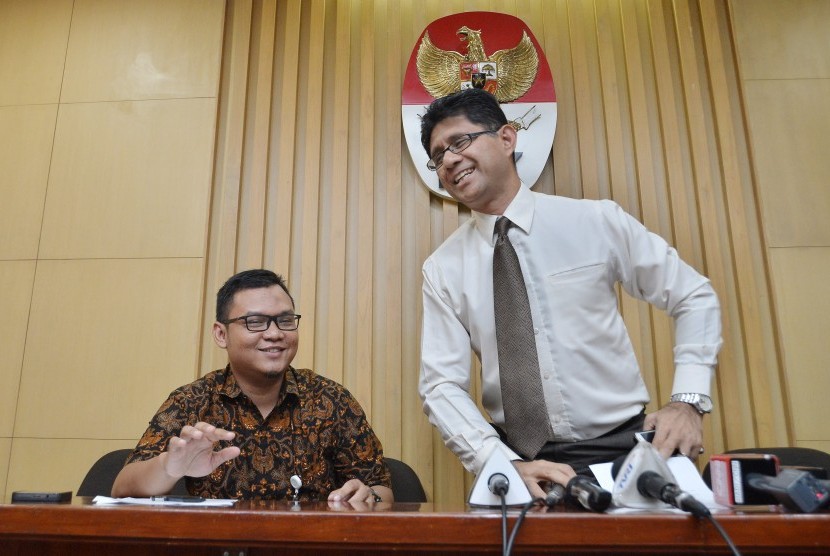 Komisioner KPK Laode M Syarif (kanan) bersiap memaparkan penindakan Komisi Pemberantasan Korupsi (KPK) terkait surat perintah penyidikan (seprindik) atas nama Wali Kota Madiun, Bambang Irianto di Gedung KPK, Jakarta, Senin (17/10). 