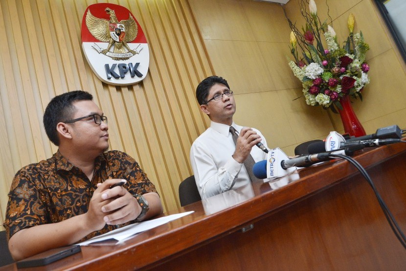Komisioner KPK Laode M Syarif (kanan) memaparkan penindakan Komisi Pemberantasan Korupsi (KPK) terkait surat perintah penyidikan (seprindik) atas nama Wali Kota Madiun, Bambang Irianto di Gedung KPK, Jakarta, Senin (17/10)