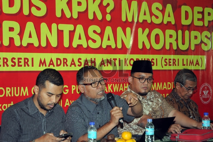 Komisioner KPK Non Aktif bambang Widjianto (kedua kiri) sedang memberikan paparannya didampingi pembicara lainnya, Koordinator ICW Adnan Topan Husodo (kiri), Ketum PP Pemuda Muhammadiyah Anzar Simanjuntak (kedua kanan) dan Mantan Ketua KPK Busro Muqqodas (Ilustrasi)