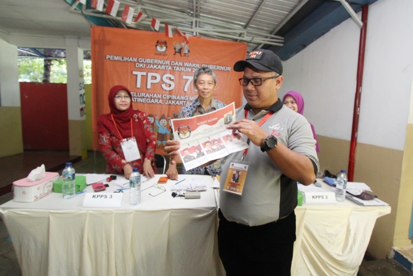 Komisioner KPU Arief Budiman, memeriksa ketersediaan logistik saat melakukan pemantauan pelaksanaan Pemilihan Gubernur DKI Jakarta di TPS 78, Jakarta, Rabu (15/2). 