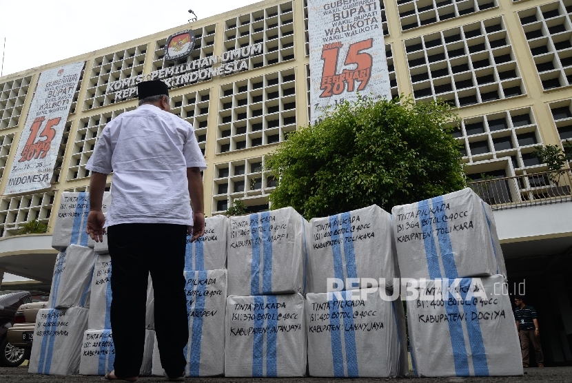  Komisioner KPU Arief Budiman memeriksa paket logistik tinta Pilkada yang akan dikirim ke sejumlah daerah.