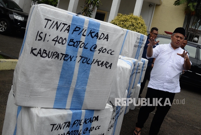 [ilustrasi] Komisioner KPU Arief Budiman memeriksa paket logistik tinta Pilkada yang akan dikirim ke Papua, Jakarta, Jumat (13/1).