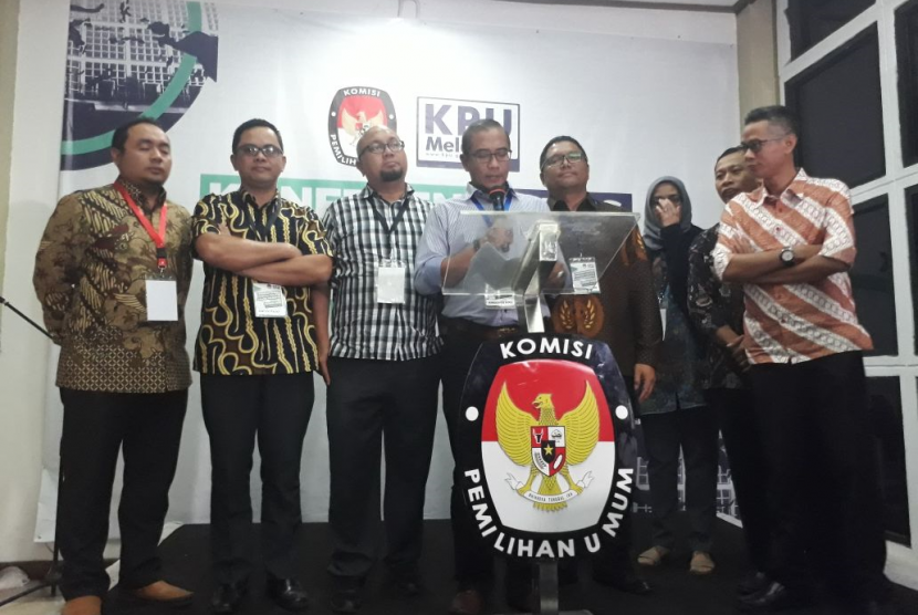 Komisioner KPU dan Bawaslu menggelar jumpa pers sesaat setelah penutupan pendaftaran parpol calon peserta Pemilu 2019 di Kantor KPU, Menteng, Jakarta Pusat, Senin (16/10) malam. Hingga pendaftaran ditutup pukul 24.00 WIB, ada 27 parpol yang mendaftar ke KPU. 