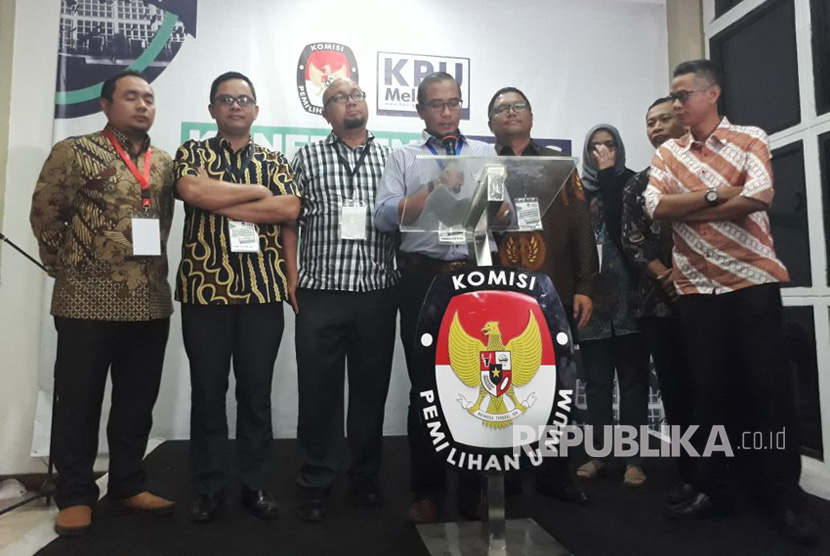 Komisioner KPU dan Bawaslu menggelar jumpa pers sesaat setelah penutupan pendaftaran parpol calon peserta Pemilu 2019 di Kantor KPU, Menteng, Jakarta Pusat, Senin (16/10) malam. Hingga pendaftaran ditutup pukul 24.00 WIB, ada 27 parpol yang mendaftar ke KPU. 