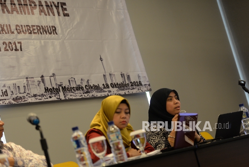 Komisioner KPU DKI Jakarta Dahliah Umar (kiri), dan Betty Epsilon Idroos memberikan paparan sosialiasi kampanye.