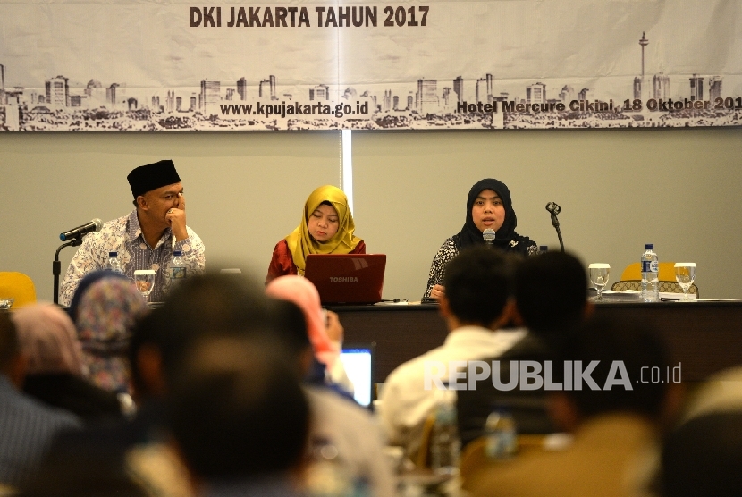 Komisioner KPU DKI Jakarta Muhammad Fadhilah (dari kiri), Dahliah Umar, dan Betty Epsilon Idroos memberikan paparan sosialiasi kampanye dan dana kampanye kepada tim pemenang calon peserta Pilkada DKI Jakarta 2017 di Jakarta, Selasa (18/10).