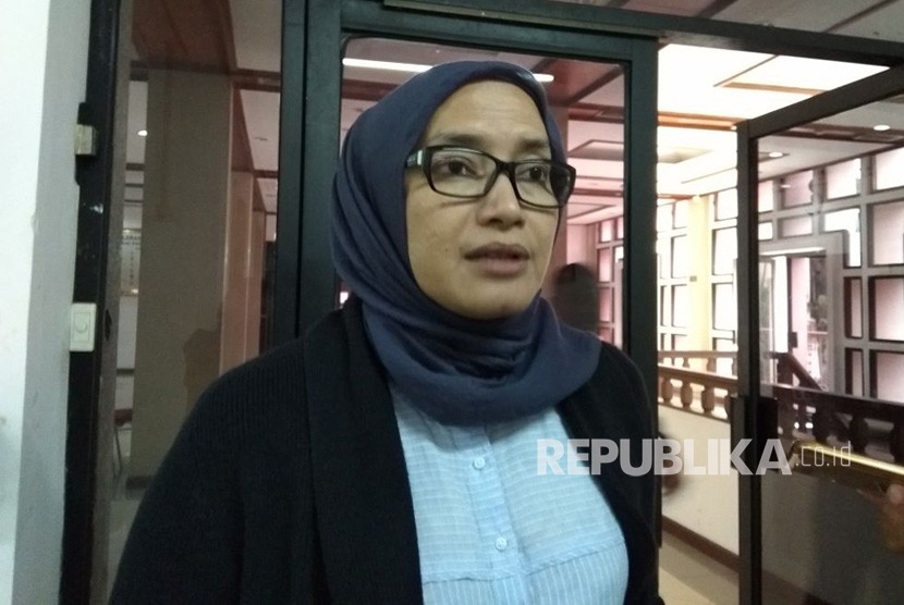 Komisioner KPU,  Evi Novida Ginting Manik, di Kantor KPU,  Menteng, Jakarta Pusat, Senin (5/3). KPU menyatakan JR Saragih harus kembali menyerahkan ijazahnya untuk diverifikasi. 