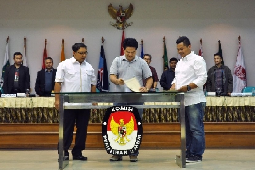 Komisioner KPU Ferry Kurnia Rizkiyansyah (tengah) memantau penyerahan laporan dana kampanye di Gedung KPU Jakarta, Minggu (2/3). 