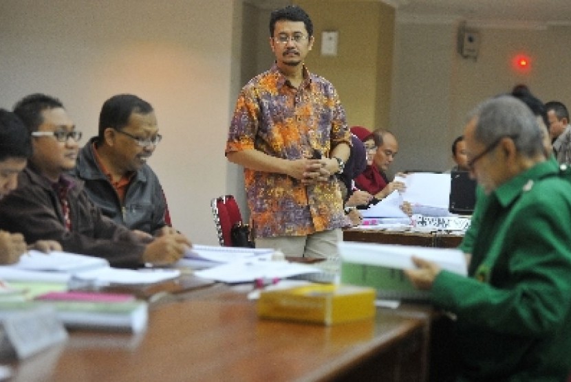 Komisioner KPU Ferry Kurnia Rizkiyansyah (tengah) memantau penyerahan laporan dana kampanye di Gedung KPU Jakarta, Minggu (2/3). 