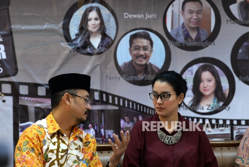 Komisioner KPU Ferry Kurnia Rizkyansyah (dari kiri) bersama Produser Film Marcella Zalianty menjadi pembicara saat peluncuran Festival Film Pendek bertema Pemilu di KPU, Jakarta, Jumat (7/10).