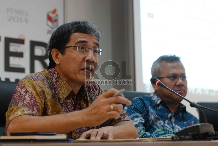  Komisioner KPU Hadar Nafis Gumay (kiri) bersama Komisioner KPU Arief Budiman (kanan) memberi keterangan pers tentang pengumuman DPT Pemilukada di Kantor KPU Pusat, Jakarta, Selasa (13/10).