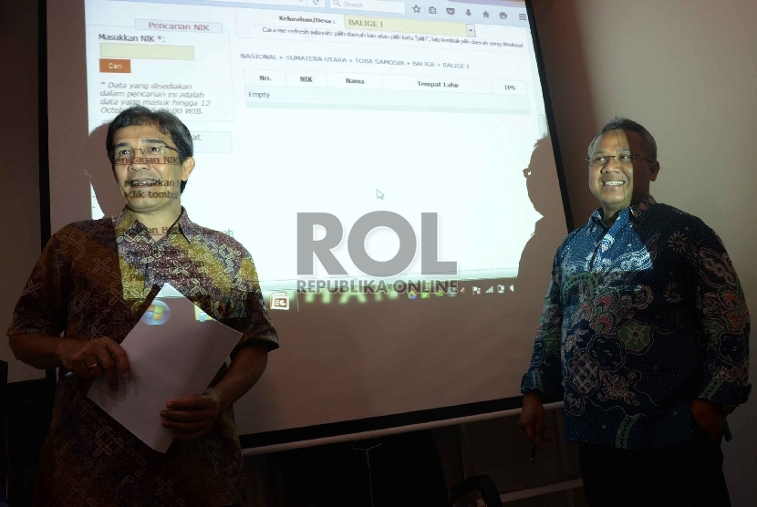 Komisioner KPU Hadar Nafis Gumay (kiri) bersama Komisioner KPU Arief Budiman (kanan) menunjukan Daftar Pemilih Tetap (DPT) Pemilukada Online di Media Center Komisi Pemilihan Umum, Jakarta, Selasa (13/10).