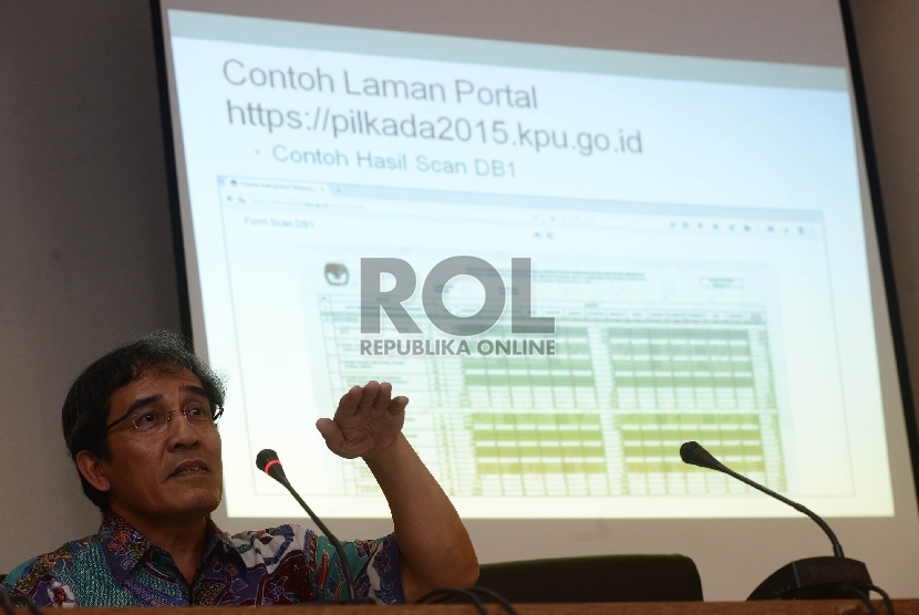  Komisioner KPU Hadar Nafis Gumay menunjukan contoh halaman dari Aplikasi Sistem Informasi Penghitungan Suara (Situng) saat peluncurannya di Gedung KPU, Jakarta, Senin (7/12).