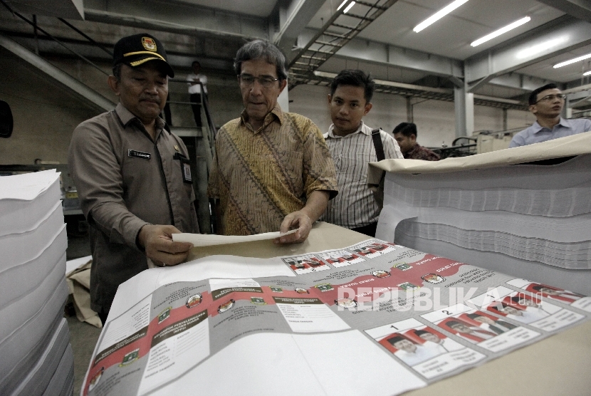 Komisioner KPU Hadar Nafis Gumay (tengah) meninjau proses percetakan surat suara Provinsi Banten di kawasan Pulogadung, Jakarta, Rabu (11/1).