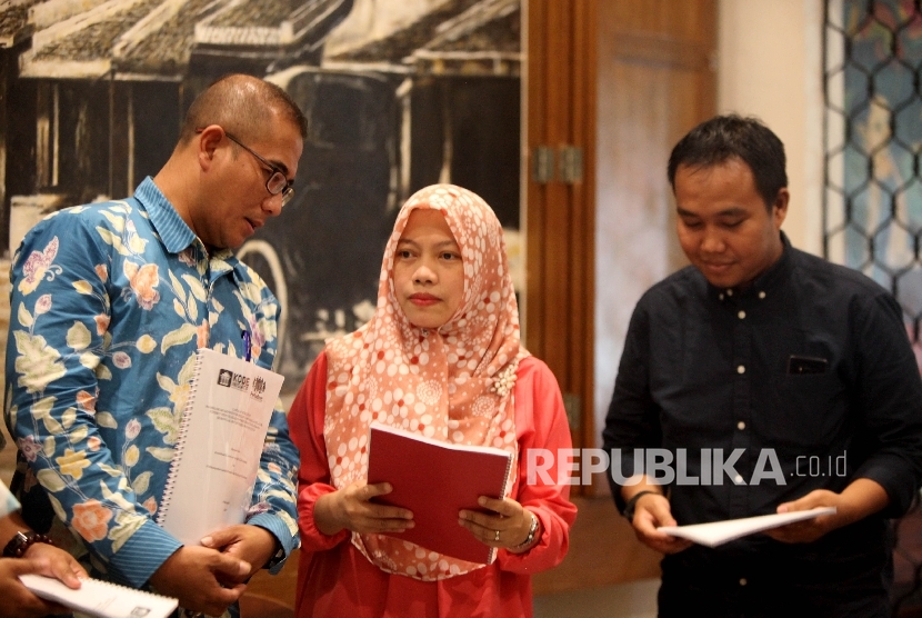 Komisioner KPU, Hasyim Asy'ari (kiri) berbincang bersama Direktur Eksekutif Perkumpulan untuk Pemilu dan Demokrasi (Perludem) Titi Anggraini (tengah), dan peneliti Konstitusi dan Demokrasi Inisiatif (Kode Inisiatif) Adam Mulya (kanan) usai diskusi bersama peluncuran hasil penelitian dan pemantauan terhadap proses dan perselisihan hasil Pilkada 2017 oleh Mahakamah Konstitusi di Jakarta, Senin (22/5).