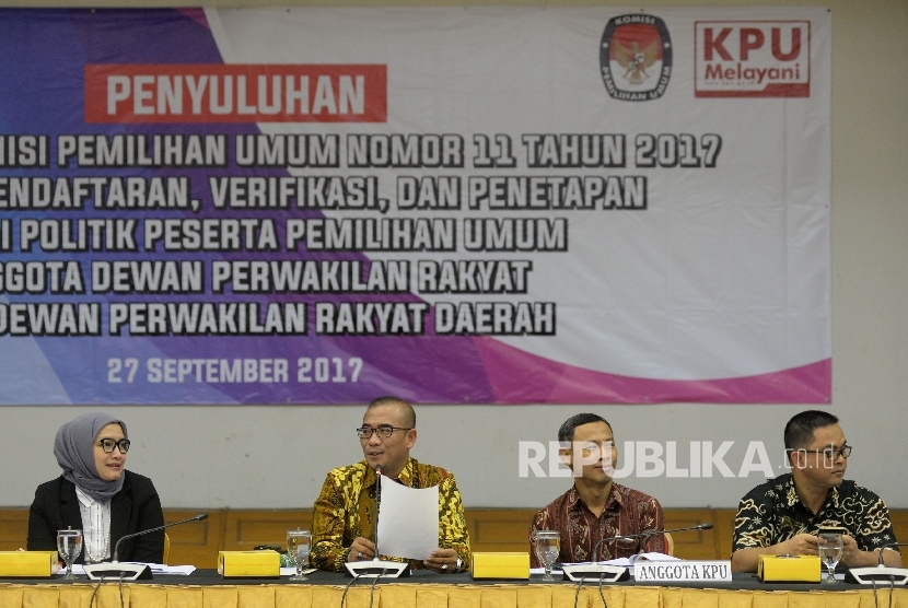 Komisioner KPU Hasyim Asyari (kedua kiri), Evi Novida Ginting Manik (kiri), Pramono Ubaid Tanthowi (kedua kanan) dan Viryan (kanan) memberikan penyuluhan Peraturan KPU di Gedung KPU Pusat, Jakarta, Rabu (27/9). 