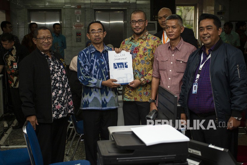 Komisioner KPU Hasyim Asyari (ketiga kanan) dan Wahyu Setiawan (kedua kanan) bersama Tim Kuasa Hukum KPU menyerahkan berkas jawaban gugatan sengketa hasil Pemilu Legislatif (Pileg) di Gedung Mahkamah Konstitusi (MK), Jakarta, Jumat (5/7/2019). 