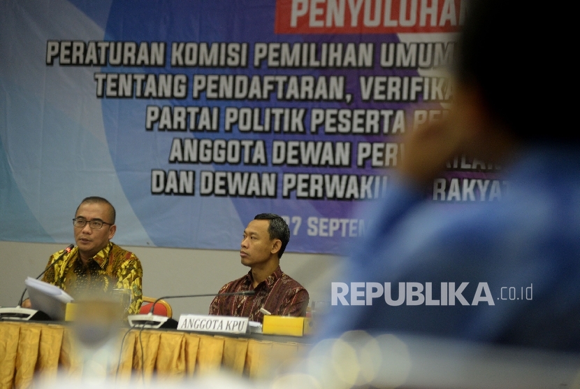 Komisioner KPU Hasyim Asyari (kiri) dan Pramono Ubaid Tanthowi memberikan penyuluhan Peraturan KPU di Gedung KPU Pusat, Jakarta, Rabu (27/9).