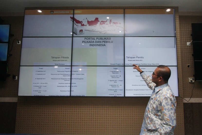 Komisioner KPU Hasyim Asyari memaparkan proses penggunaan sipol di operational room KPU Pusat, Jakarta, Rabu (18/10).