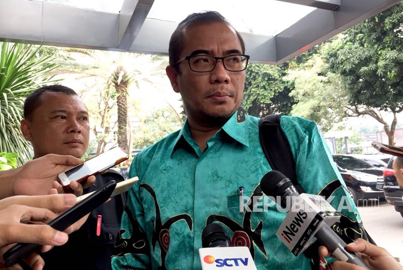Komisioner KPU Hasyim Azhari penuhi panggilan Polda Metro Jaya pada Kamis (31/5), untuk dimintai keterangan atas kasus laporan Sekjen PKPI. 