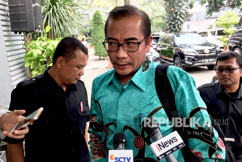 Komisioner KPU Hasyim Azhari penuhi panggilan Polda Metro Jaya pada Kamis (31/5), untuk dimintai keterangan atas kasus laporan Sekjen PKPI. 