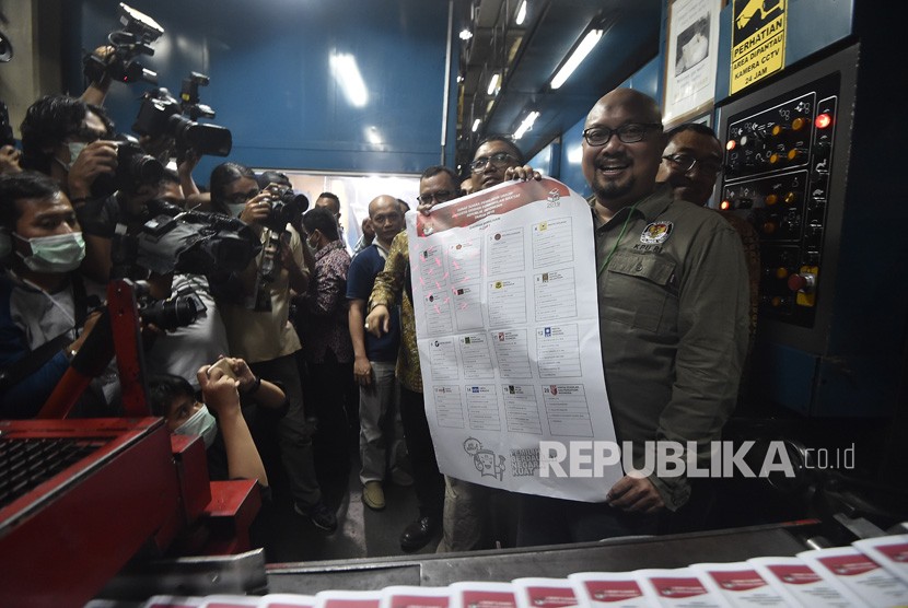 Komisioner KPU Ilham Saputra menunjukkan surat suara legislatif kepada awak media saat pencetakan di Jakarta, Ahad (20/1/2019). 