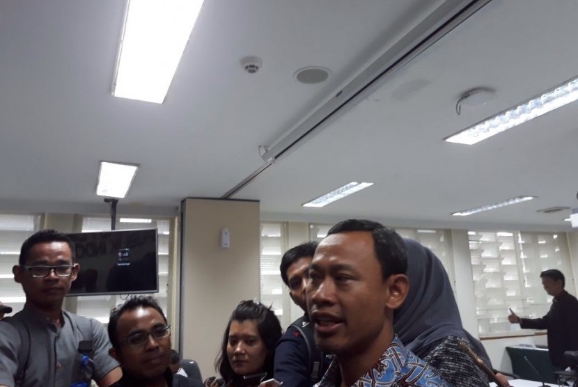 Komisioner KPU Pramono Ubaid Tanthowi memberikan keterangan usai sidang pemeriksaan dugaan pelanggaran pendaftaran Pemilu 2019, di kantor Bawaslu, Jakarta, Jumat (3/11).