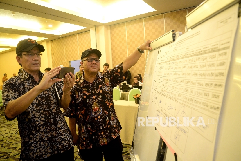  Komisioner KPU RI Arief Budiman (kanan) dan Hadar Nafis Gumay saat memantau rapat pleno rekapitulasi hasil perhitungan suara Pilkada DKI Jakarta 2017 tingkat kota administrasi Jakarta Timur, Jumat (24/2).