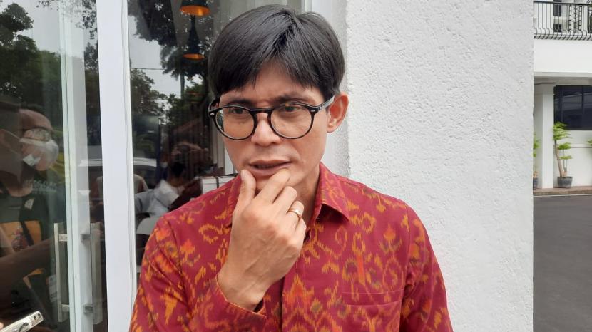 Komisioner KPU RI August Mellaz saat diwawancara wartawan di kantornya, Jakarta, Jumat (25/11). Mellaz menjelaskan soal keharusan lembaga survei melaporkan sumber dananya.