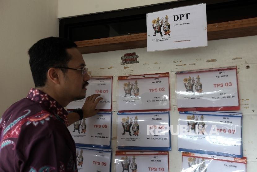 Komisioner KPU RI Ferry Kurnia Rizkiansyah saat melakukan peninjauan terhadap Daftar Pemilih Tetap (DPT) di Kantor Kelurahan Cikini, Jakarta, Jumat (23/12).