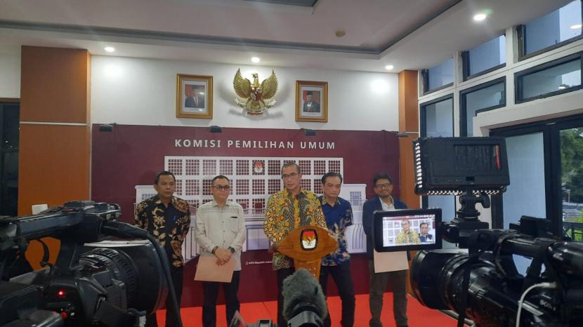 Komisioner KPU RI Parsadaan Harahap (tengah) dan Ketua KPU RI Hasyim Asy