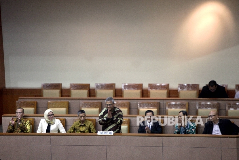 Komisioner KPU terpilih Arief Budiman (tengah) memberi salam didampingi Komisioner KPU Hasyim Asy'ari (kiri), Evi Novida Ginting Manik (kedua kiri), Wahyu Setiawan (ketiga kiri), Viryan (ketiga kanan), Pramono Ubaid Tanthowi (kedua kanan) dan Ilham Saputra saat rapat paripurna di Kompleks Parlemen, Senayan, Jakarta, Kamis (6/4). 