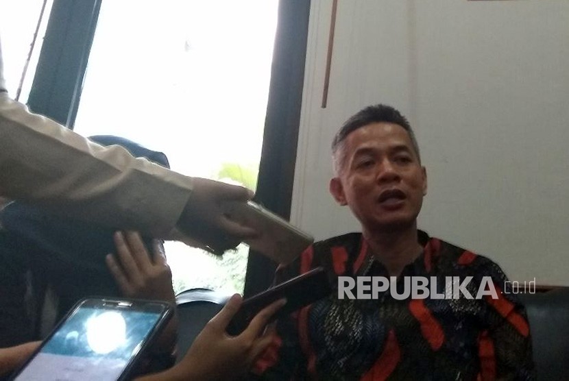 Komisioner KPU, Wahyu Setiawan, di Kantor KPU, Menteng, Jakarta Pusat, Selasa (17/4). KPU menyatakan sudah menyiapkan dua opsi peraturan larangan caleg dari mantan koruptor. 