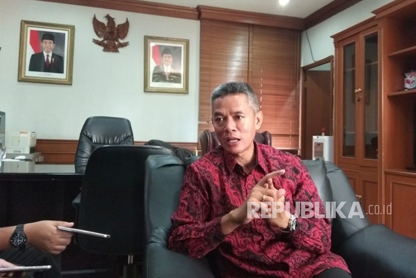 Komisioner KPU, Wahyu Setiawan, di Kantor KPU, Menteng, Jakarta Pusat, Senin (23/7). KPU meminta parpol segera mempersiapkan pendaftaran capres-cawapres Pemilu 2019, yang segera dibuka pada 4 Agustus mendatang. 