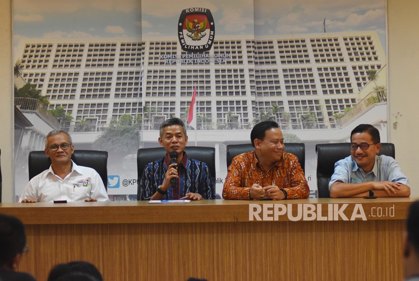 Komisioner KPU Wahyu Setiawan (kedua kiri)