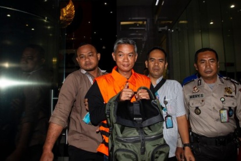 Komisioner KPU Wahyu Setiawan (kedua kiri) mengenakan rompi tahanan usai menjalani pemeriksaan di gedung KPK, Jakarta, Jumat (10/1/2020) dini hari. 