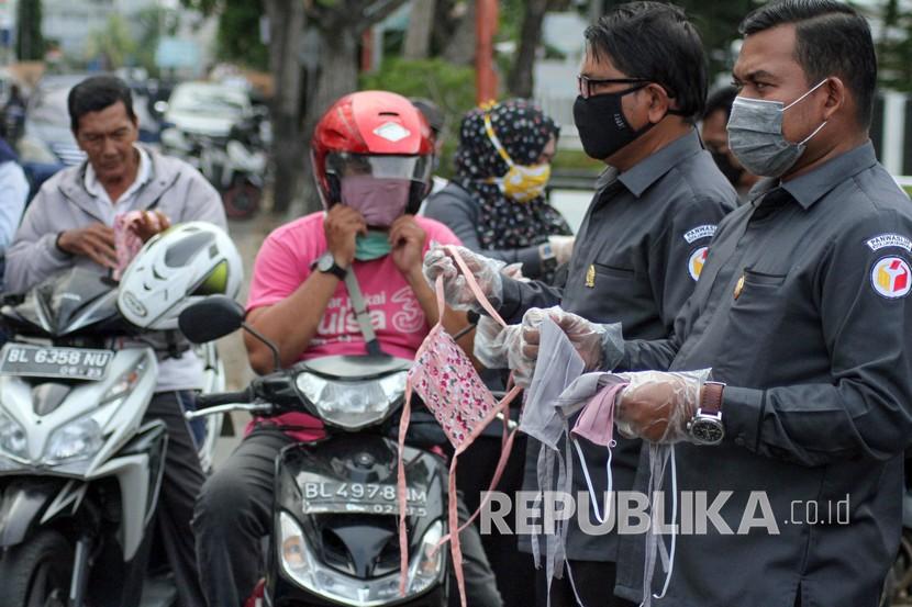 Pemkab Purwakarta membagikan masker gratis kepada masyarakat. Ilustrasi.