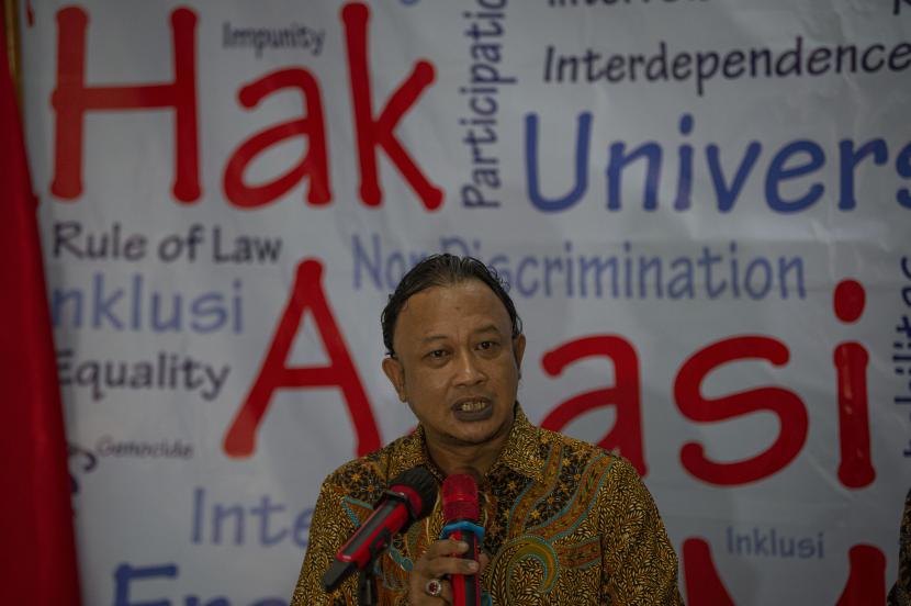 Komisioner Pemantauan dan Penyelidikan Komnas HAM Choirul Anam memberikan keterangan kepada wartawan terkait tidak dipenuhinya undangan pemeriksaan oleh pimpinan Komisi Pemberantasan Korupsi (KPK) di Kantor Komnas HAM, Jakarta, Selasa (8/6).