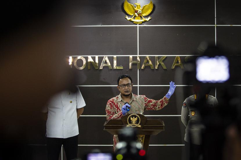 Komisioner Pemantauan/Penyelidikan Komnas HAM Mohammad Choirul Anam menyampaikan keterangan pers di kantor Komnas HAM, Jakarta.
