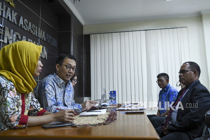 Komisioner Pendidikan & Penyuluhan Komnas HAM Beka Ulung Hapsara (kedua kiri) menerima pengaduan dari perwakilan Forum Lintas Paguyuban se Papua di Jakarta, Jumat (11/10/2019)