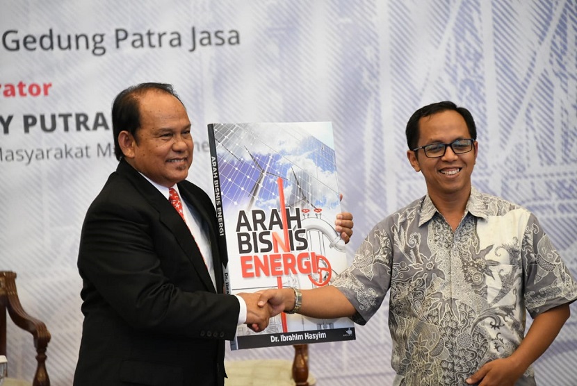 Komite BPH Migas Periode 2007 - 2017 Dr Ibrahim Hasyim melakukan launching dan dan diskusi buku karyanya yang diberi judul Arah Bisnis Energi