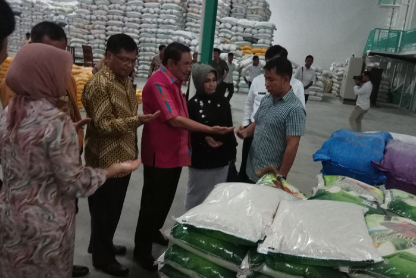 Komite II Dewan Perwakilan Daerah Republik Indonesia (DPD RI) tinjau gudang pengolahan beras premium PD Pangan Jaya.