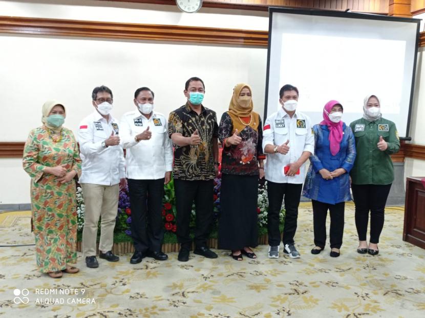Komite II DPD RI melakukan pertemuan dengan Wali Kota Semarang, Kementerian PUPR, Kepala BBWS Pemali Juana dan Paguyuban Kelompok Nelayan Tambakrejo serta pemangku kepentingan lainnya di Aula Balaikota Semarang. 