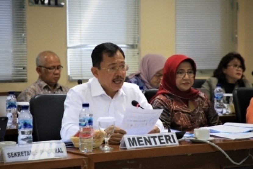 Komite III DPD RI meminta Kementerian Kesehatan RI meningkatkan standar keberadaan fasilitas  kesehatan yang memenuhi standar di setiap daerah di Indonesia. Dalam rapat kerja yang digelar antara Komite III dengan Kementerian Kesehatan, di ruang rapat Tarumanegara, Gedung DPD RI, Senayan, Selasa (25/2).