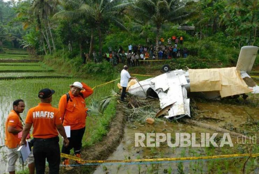 A training aircraft Piper PA 28  crashed in paddy field at Karangnunggal, Tasikmalaya, West Java on Thursday (8/19). On Wednesday (10/19), another training aircraft had emergency landing in paddy field at Central Java.