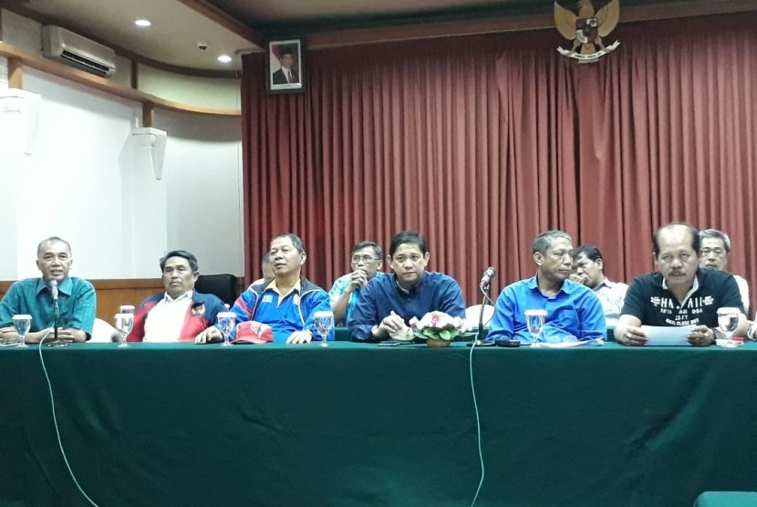  Komite Olahraga Nasional Indonesia (KONI) Pusat didesak untuk segera menunjuk pelaksana tugas (plt) Ketua KONI Provinsi Jawa Barat. Pasalnya, kepengurusan Koni Jabar saat ini dianggap tidak sah akibat cacat hukum.