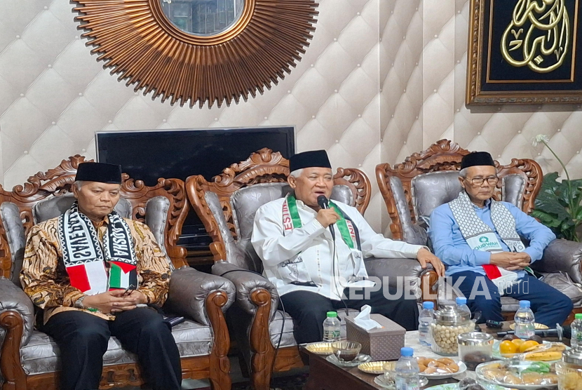 Komite Pengarah Aliansi Rakyat Indonesia Bela Palestina Din Syamsudin (tengah) saat konferensi pers di Jakarta, Jumat (16/5/2025).
