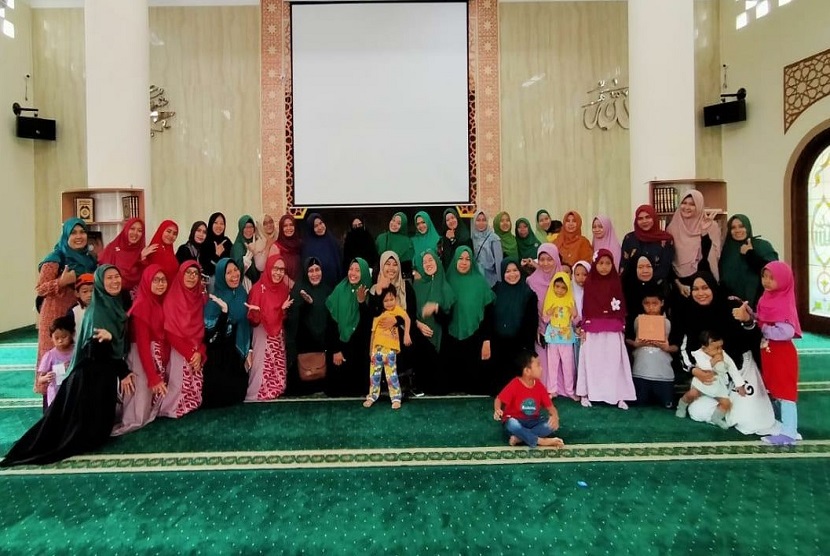 Komite Sekolah KB-TKIT As Salaam, Bekasi, mengadakan seminar parenting Islami dengan tema Mendidik Anak di Era Digital. Seminar dilaksanakan di Masjid An Nur, Bekasi Utara, dengan pembicara Kiki Barkiah, seorang penulis buku-buku parenting islami.