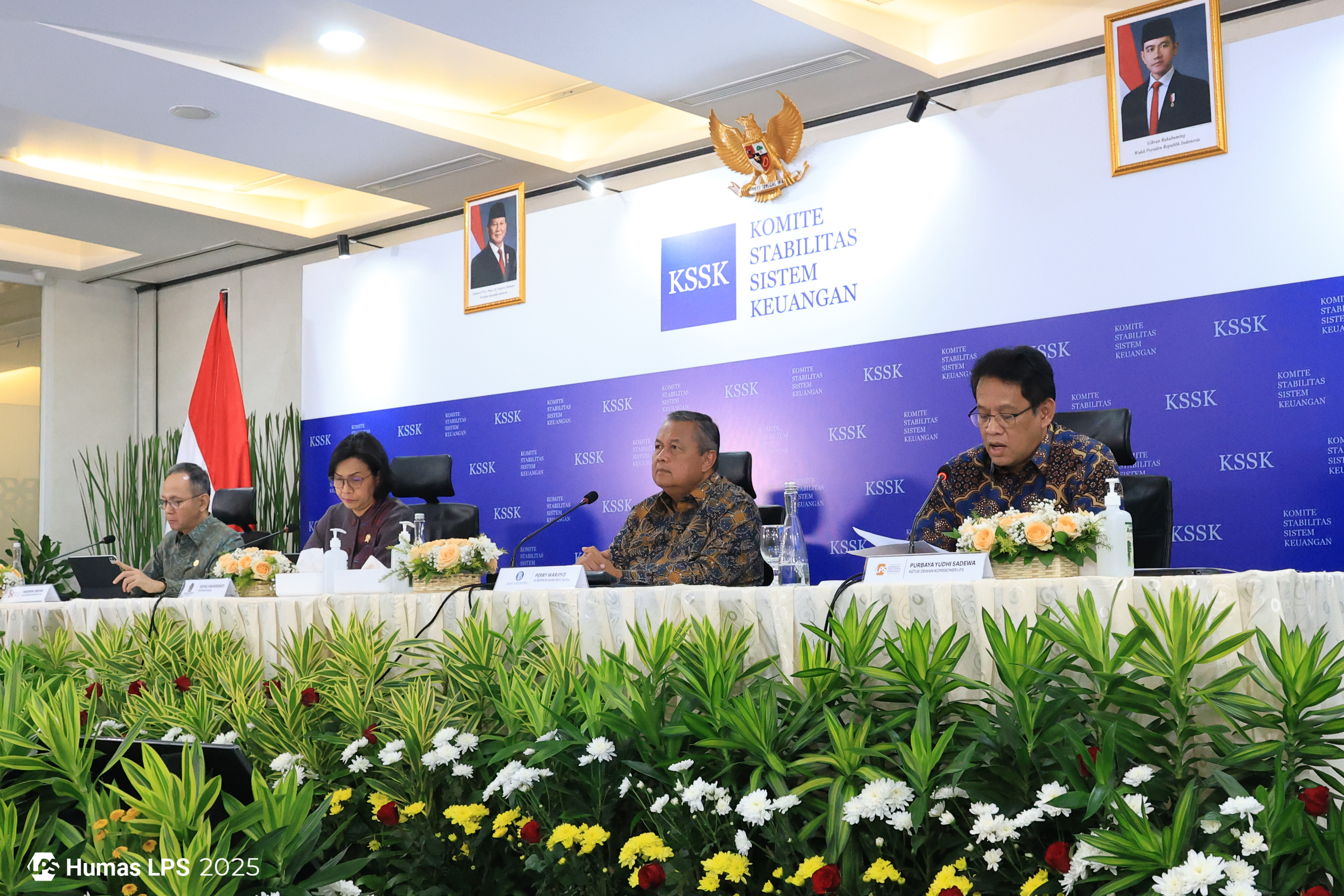 Komite Stabilitas Sistem Keuangan (KSSK) yang terdiri dari Menteri Keuangan Sri Mulyani, Gubernur Bank Indonesia (BI) Perry Warjiyo, Ketua Dewan Komisioner Otoritas Jasa Keuangan (OJK) Mahendra Siregar, dan Ketua Dewan Komisioner Lembaga Penjamin Simpanan (LPS) Purbaya Yudhi Sadewa dalam konferensi pers KSSK kuartal II 2025, Senin (28/7/2025).