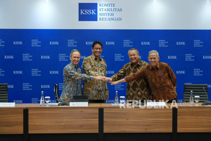 Komite Stabilitas Sistem Keuangan (KSSK) yang terdiri dari Menteri Keuangan Purbaya Yudha Sadewa, Gubernur Bank Indonesia (BI) Perry Warjiyo, Ketua Dewan Komisioner Otoritas Jasa Keuangan (OJK) Mahendra Siregar, dan Ketua Dewan Komisioner Lembaga Penjamin Simpanan (LPS) Anggito Abimanyu dalam Rapat KSSK, Senin (3/11/2025).